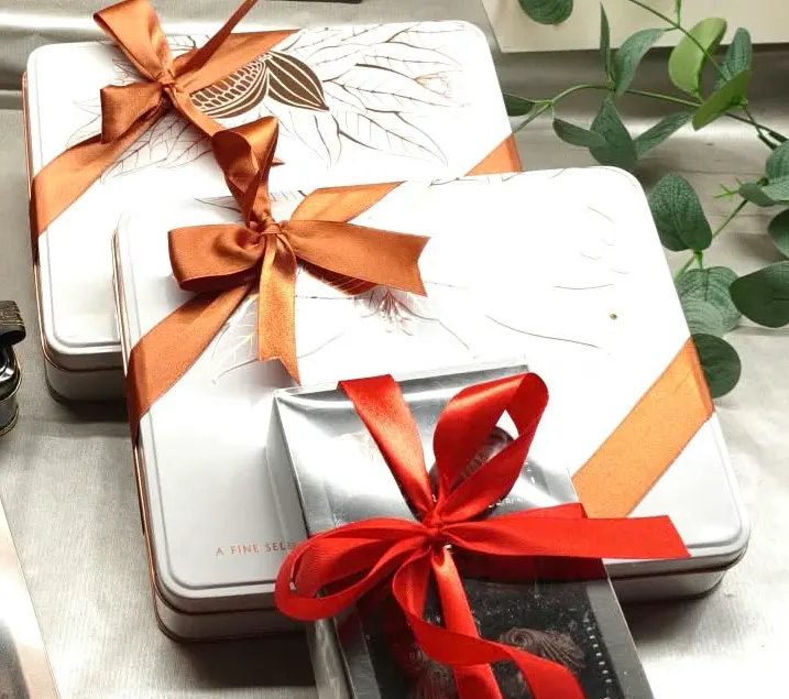 Cajas con lazo para regalar